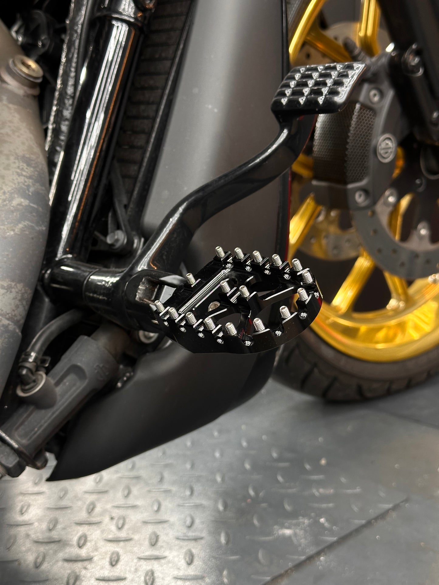 Footpegs V-Rod MX style