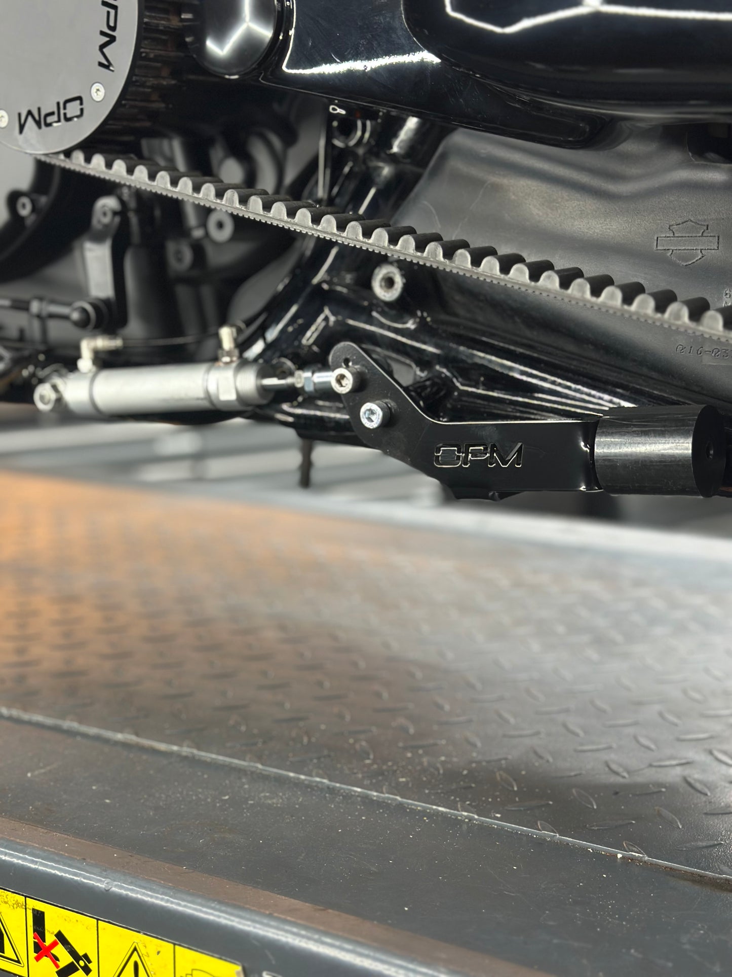 Air powered center stand OPMPERF